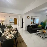 Victoria\'S Spacious Apartment