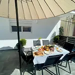 Victoria\'S Spacious Apartment
