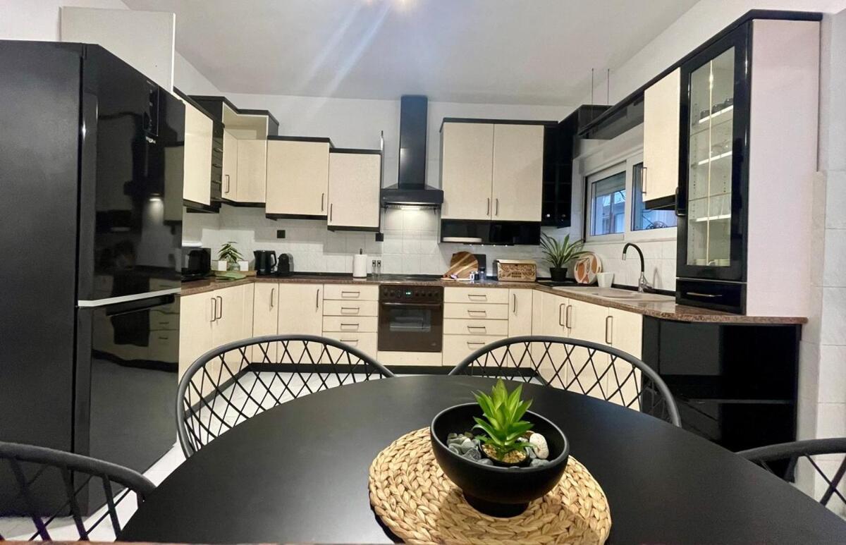 Victoria's Spacious Apartmán