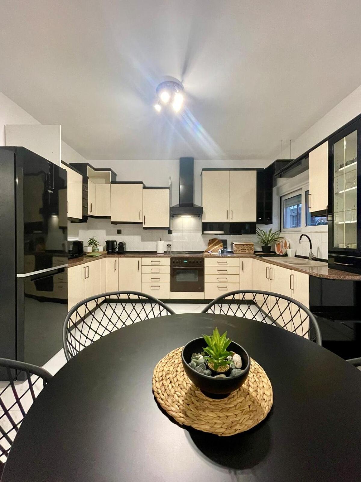 Victoria's Spacious Apartmán